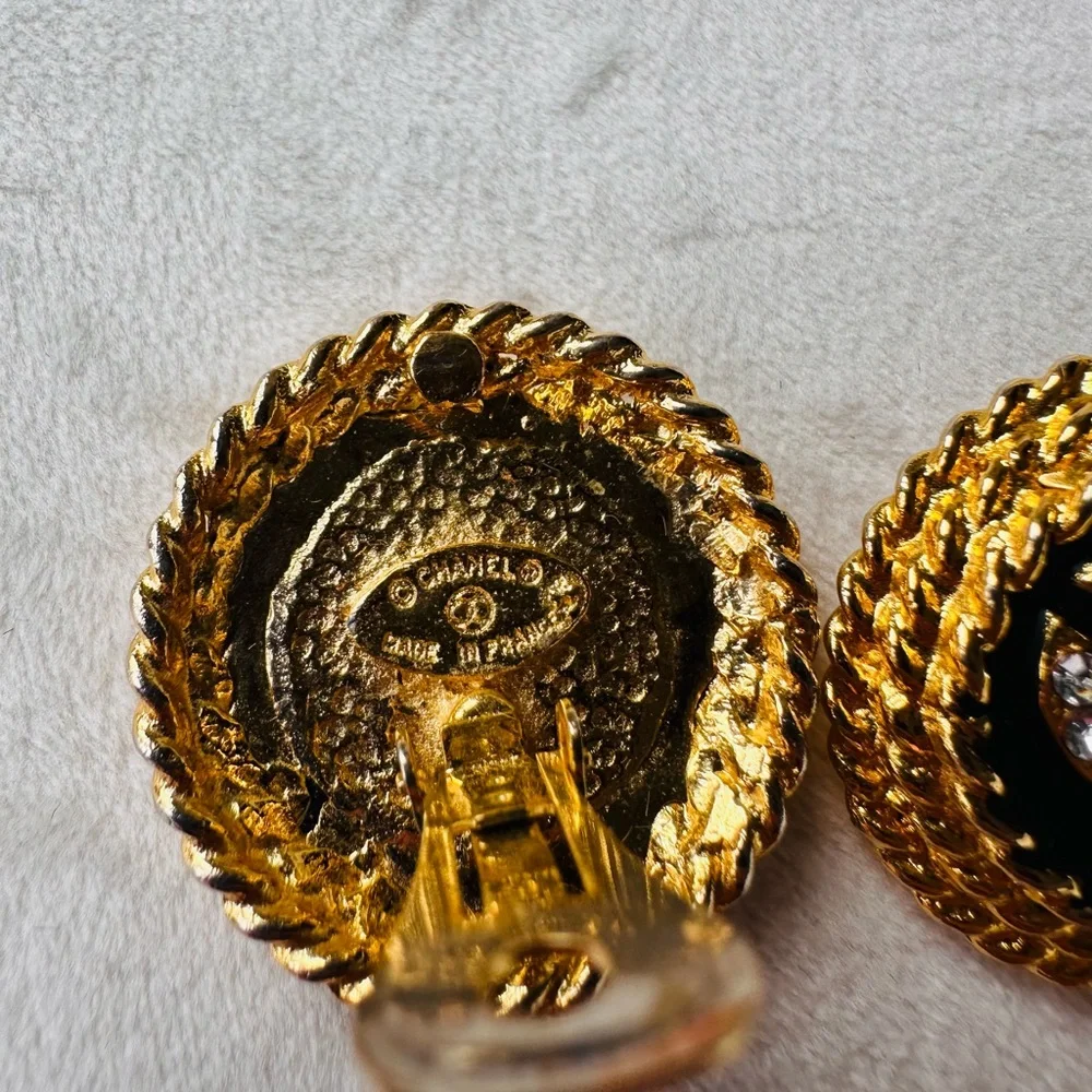 Like New ✨CHANEL vintage gold plated earrings ,crystal CC.
